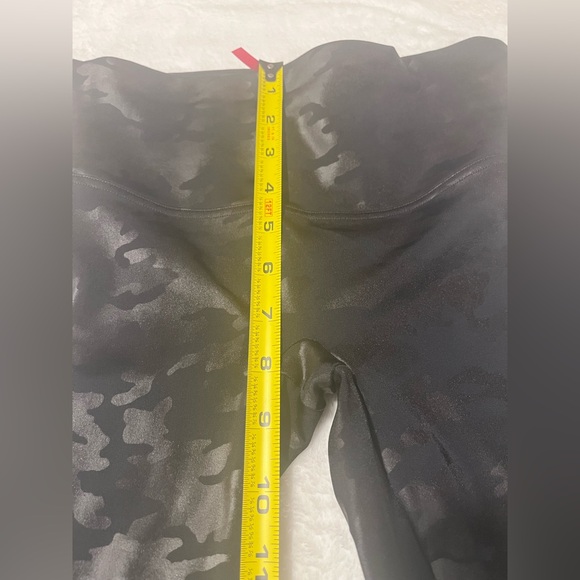 Black Camo Spanx Leggings-Size Medium - Picture 5 of 8